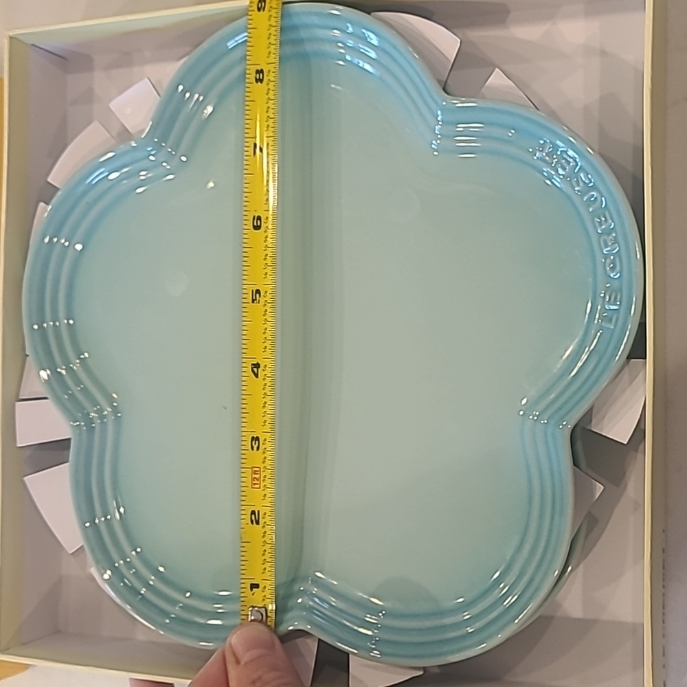 Le Creuset Cool Mint Flower Plate Set Of 2 NIB - Picture 6 of 6
